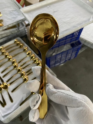 Professionele automatische goudkleurige PVD vacuümcoatingsmachine voor tafelgerei