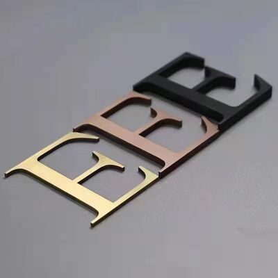 Auto logo PVD vacuümcoating machine met heldere spiegelcoating, sterke hechting en volledig automatisch besturingssysteem