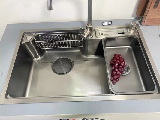 Vlekbestendige PVD-coatingmachine met hygiënische metalen afwerking en volautomatisch controlesysteem voor keukenarmaturen