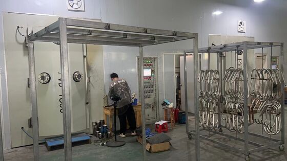 Auto logo PVD vacuümcoating machine met heldere spiegelcoating, sterke hechting en volledig automatisch besturingssysteem